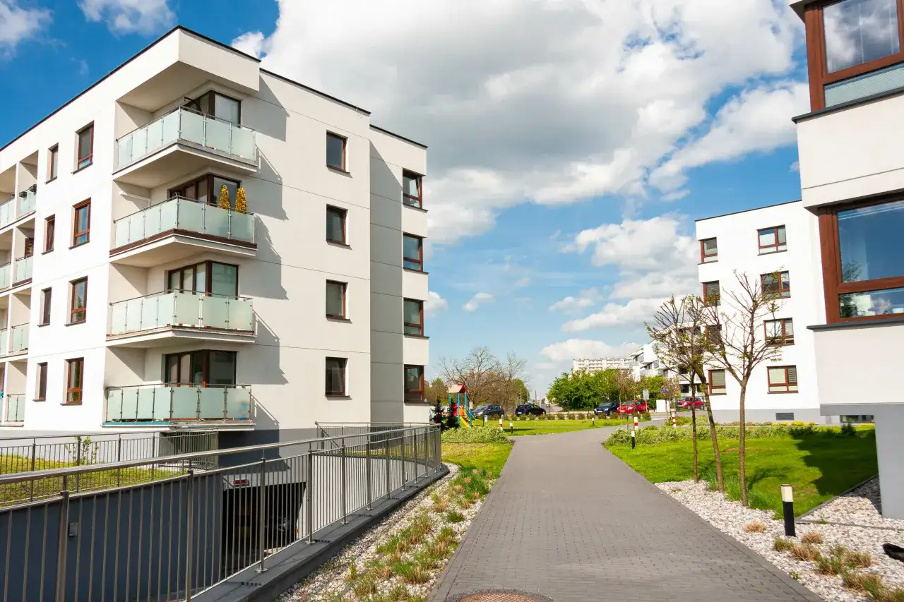 Nowoczesne bloki mieszkalne z balkonami. Warto sprawdzić, ile wynosi czynsz we wspólnocie mieszkaniowej, by poznać koszty utrzymania.