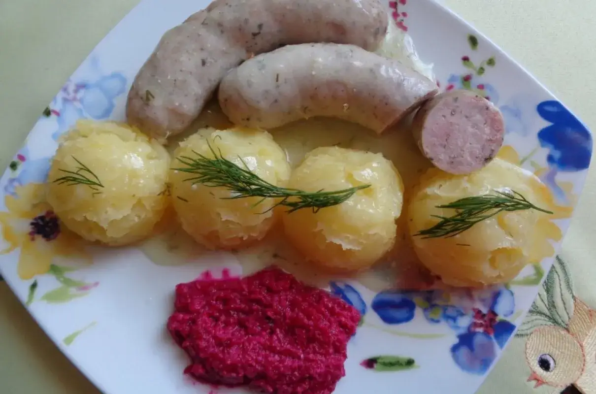 Biała kiełbasa w sosie chrzanowym z ziemniakami i buraczkami. Pyszny obiad!