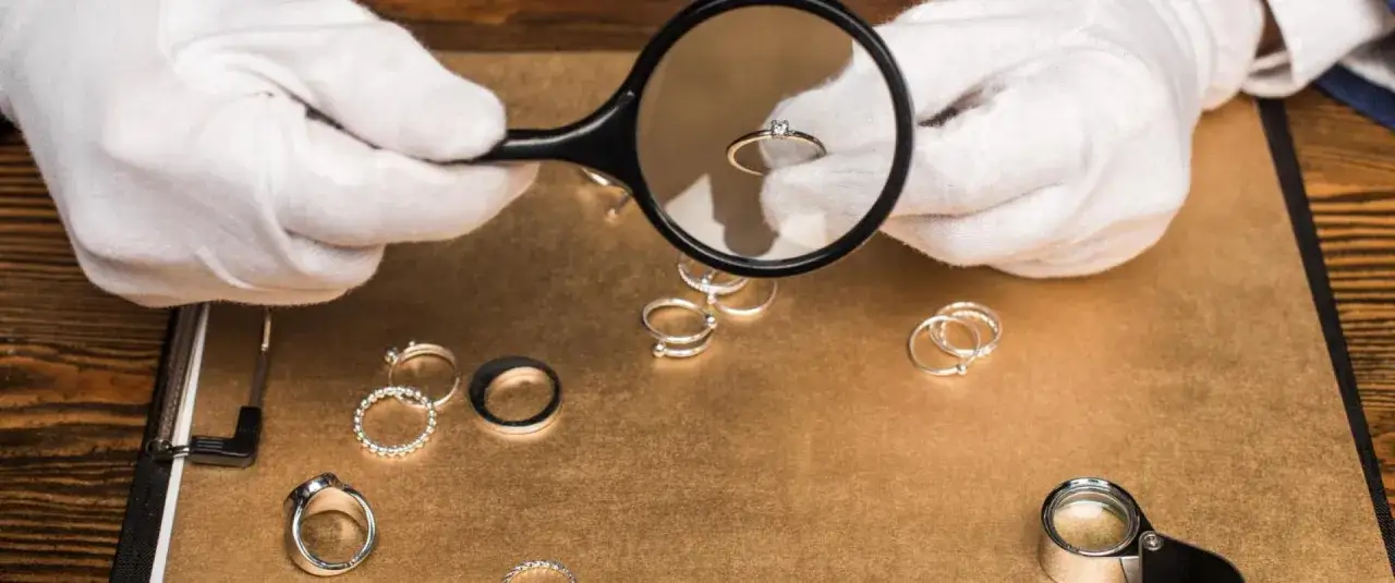 Jubiler sprawdzający próbę złota lupą