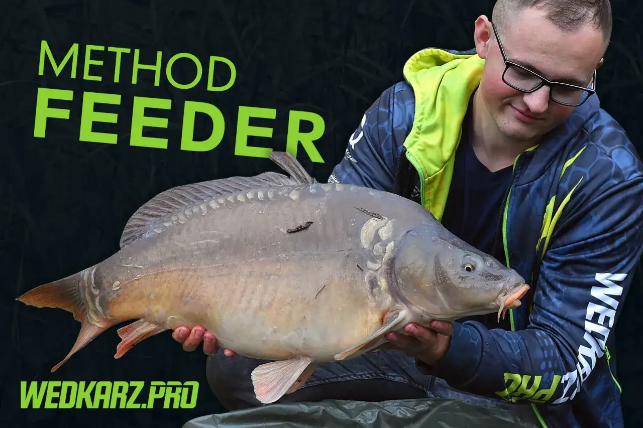 Wędkarz z okazałym karpiem, idealnym do połowu metodą method feeder. Jaka wędka do klasycznego feedera?
