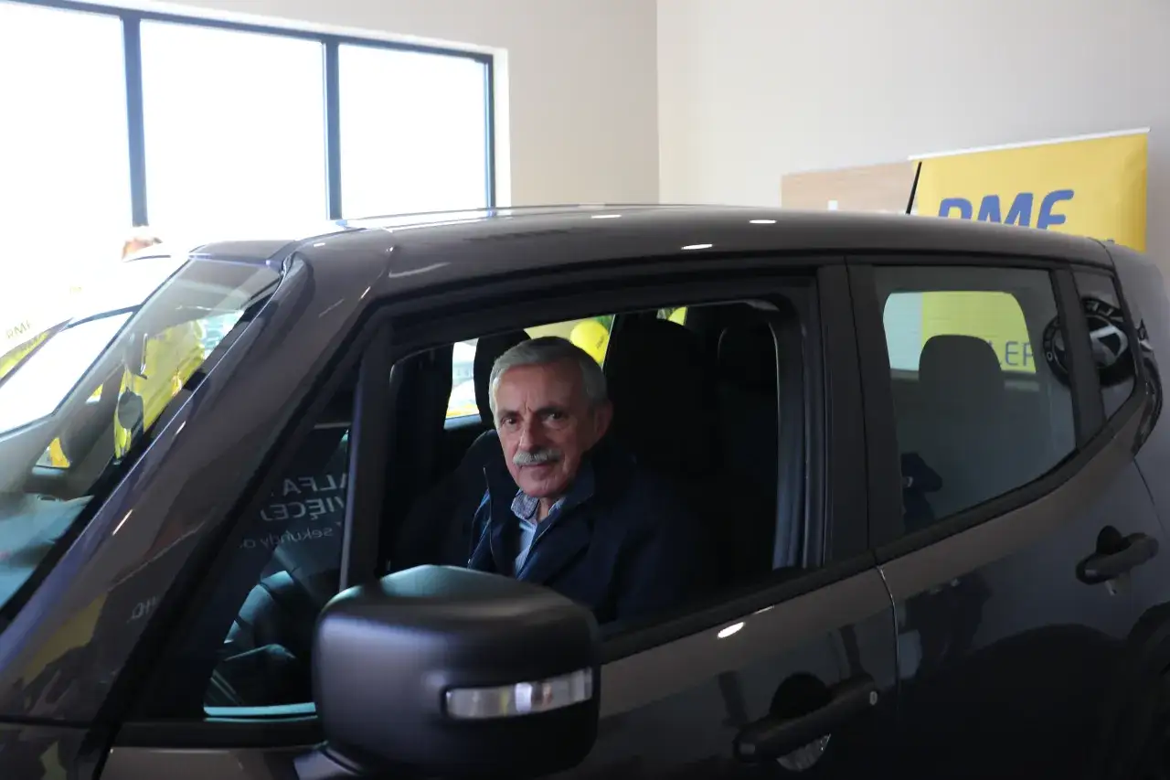 Starszy pan z wąsami siedzi w samochodzie, czekając na finał loterii RMF.