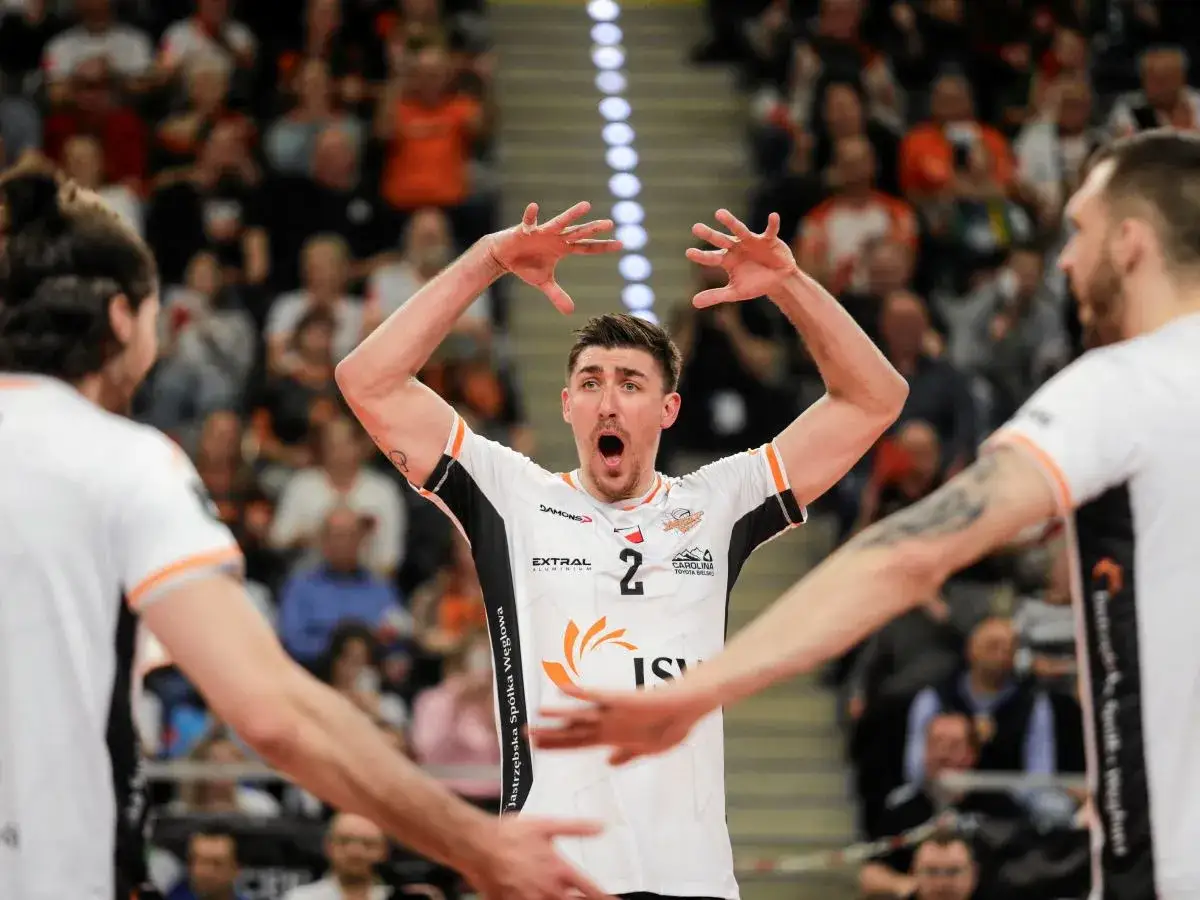 Siatkarz z numerem 2 krzyczy z radości, patrząc na tabelę Plus Ligi.