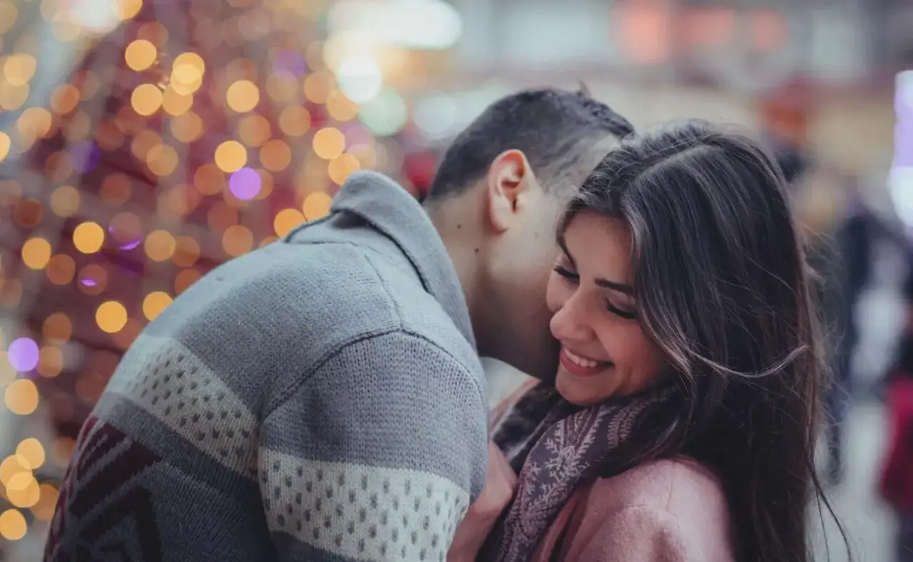 Zakochana para w blasku świateł. Idealne miejsce, by zapytać: 