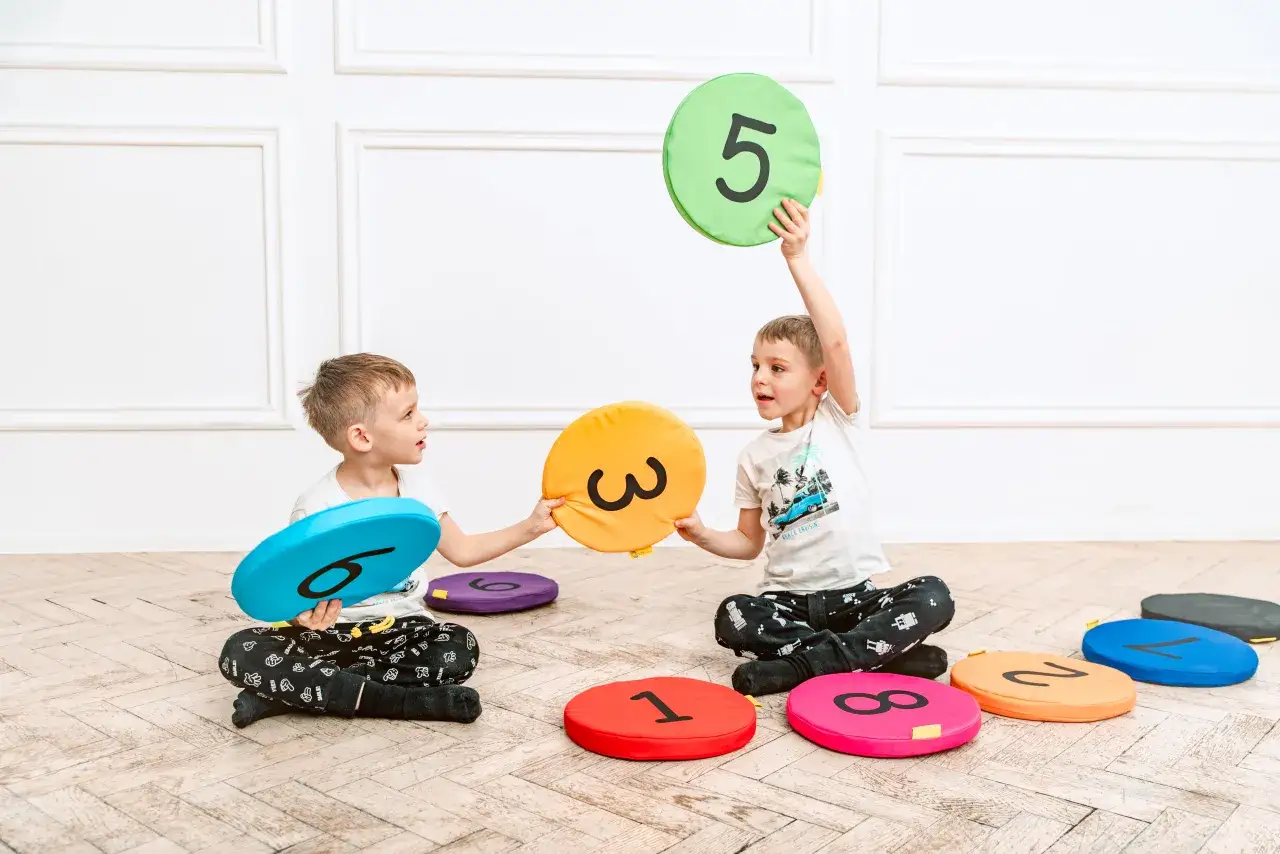 dzieci bawiące się kreatywną matematyką, różne metody nauki