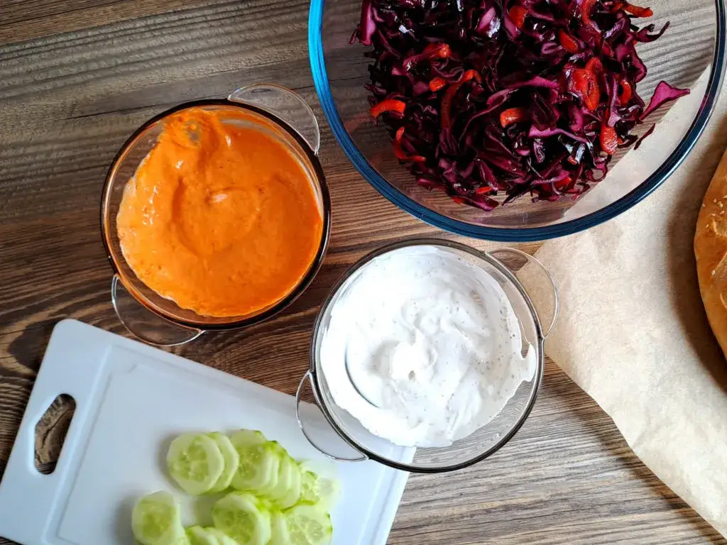 różne sosy do kebaba czosnkowy ostry jogurtowy