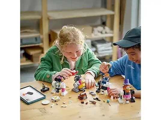 dzieci budujące roboty z klocków LEGO