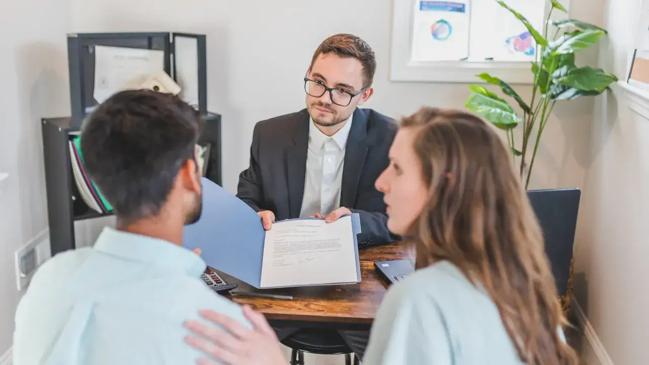 Pośrednik nieruchomości praca biuro spotkanie z klientem