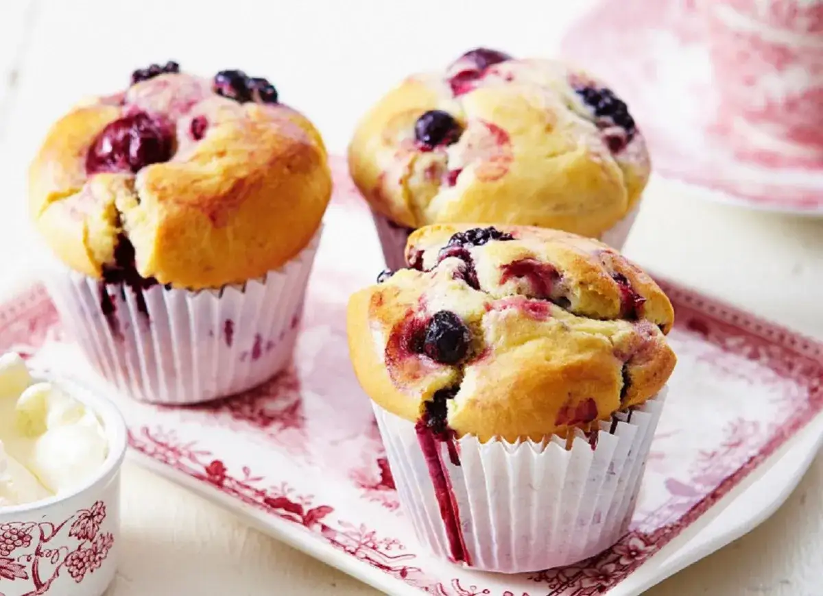 Pyszne, domowe muffinki z jagodami i malinami. Idealne na zdrowe śniadanie lub deser.