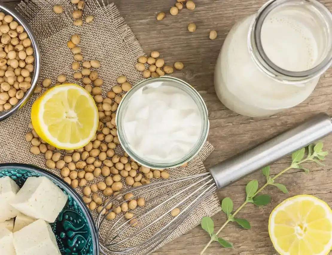 Składniki do wegańskiego majonezu: aquafaba, mleko sojowe, tofu, olej, musztarda, cytryna