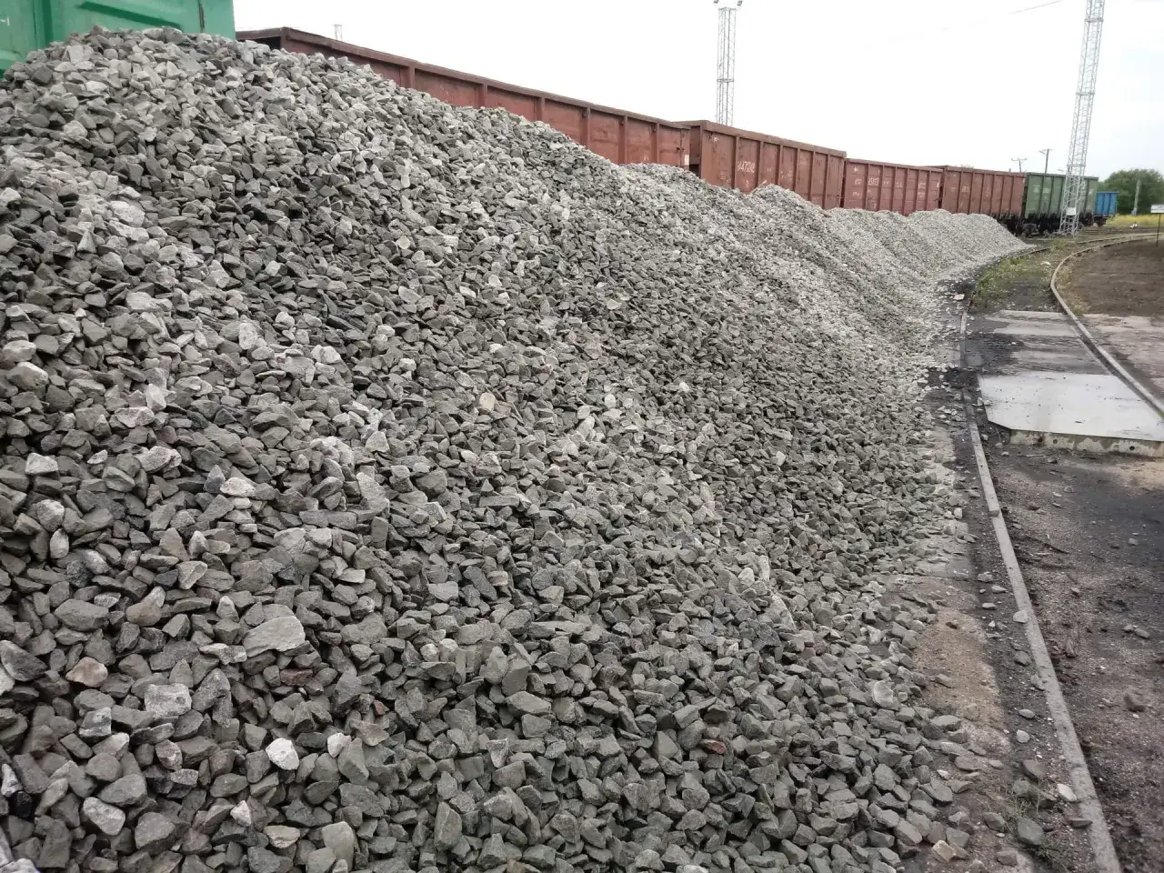 Ogromna hałda tłucznia drogowego przy torach kolejowych. Zastanawiasz się, ile kosztuje tona klińca drogowego?