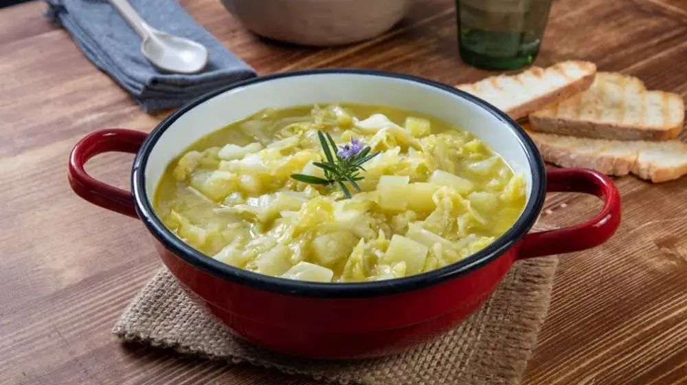 minestra di verze e patate fumante