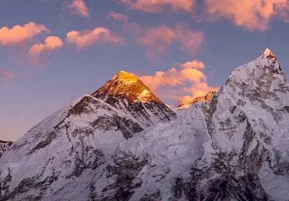 majestatyczny widok na Mount Everest o wschodzie słońca