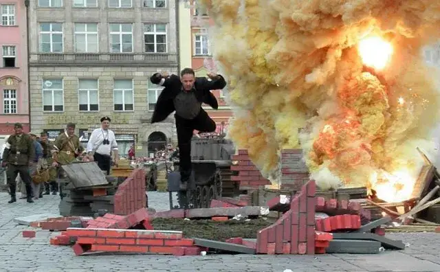 kaskader w akcji na planie filmowym