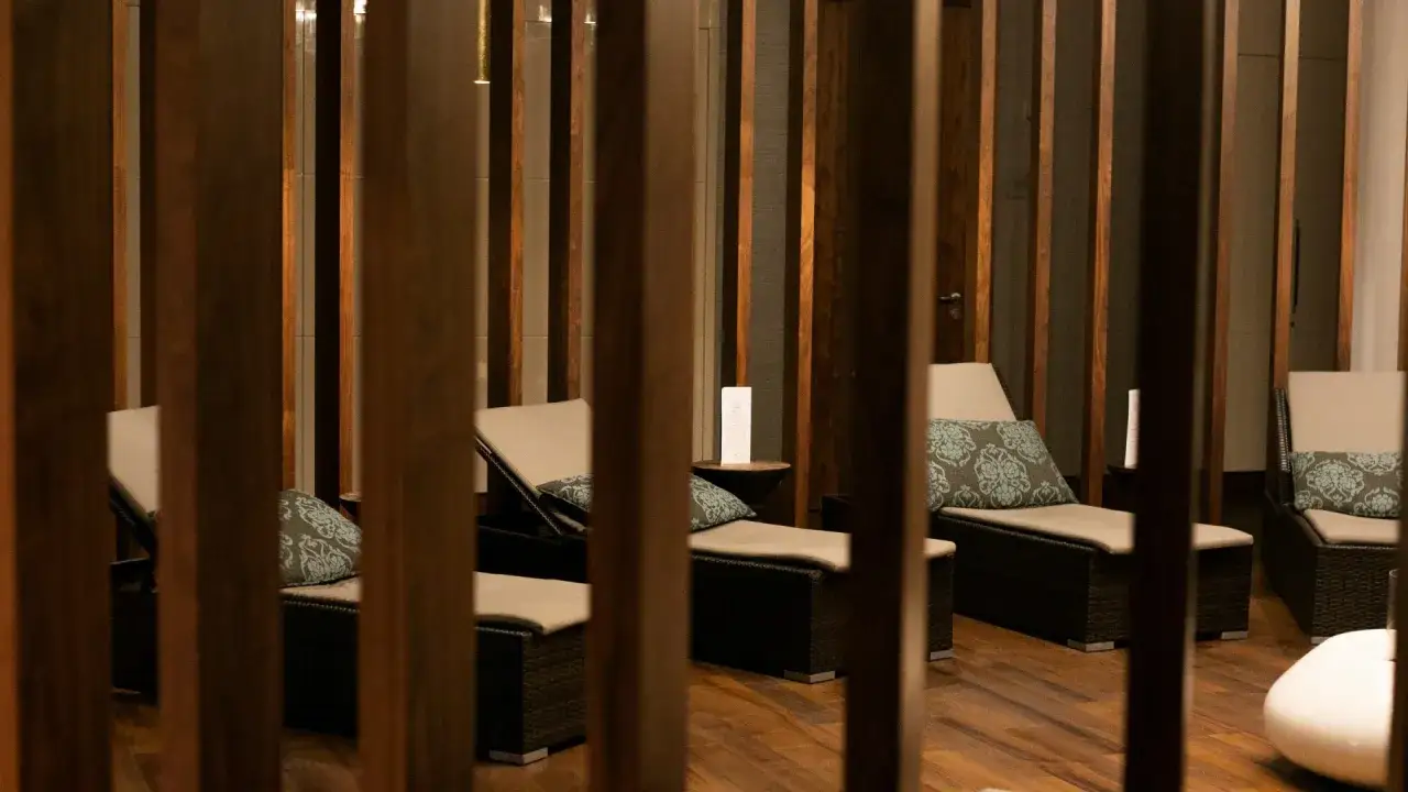 Relaks w luksusowym spa koło Warszawy. Leżaki z poduszkami czekają na gości w przytulnym wnętrzu.