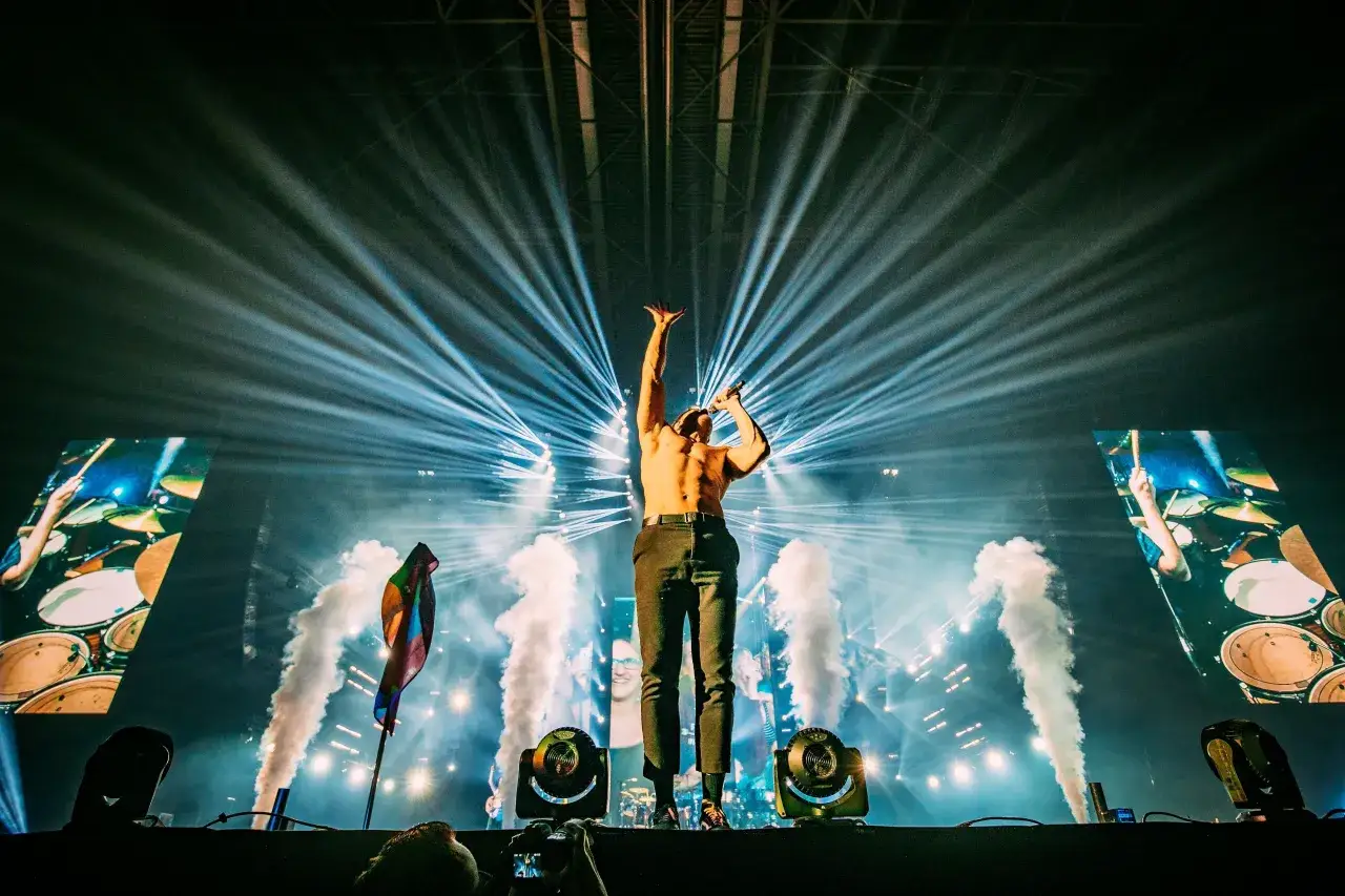 Imagine Dragons Band live auf Bühne mit Lichteffekten