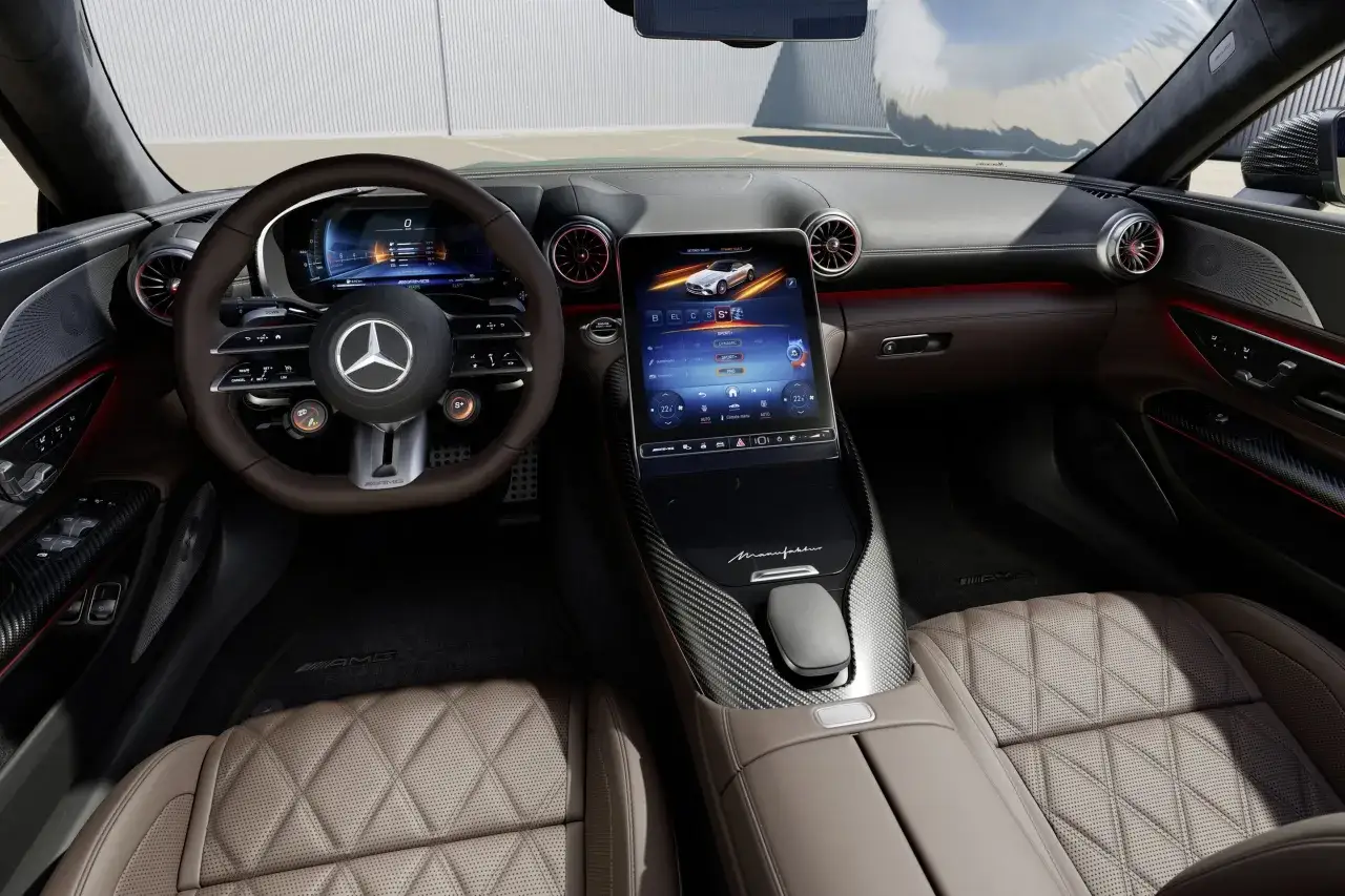 Wnętrze Mercedes SL 63 AMG: skórzana kierownica, cyfrowy kokpit i duży ekran dotykowy. Luksus i sportowy charakter.