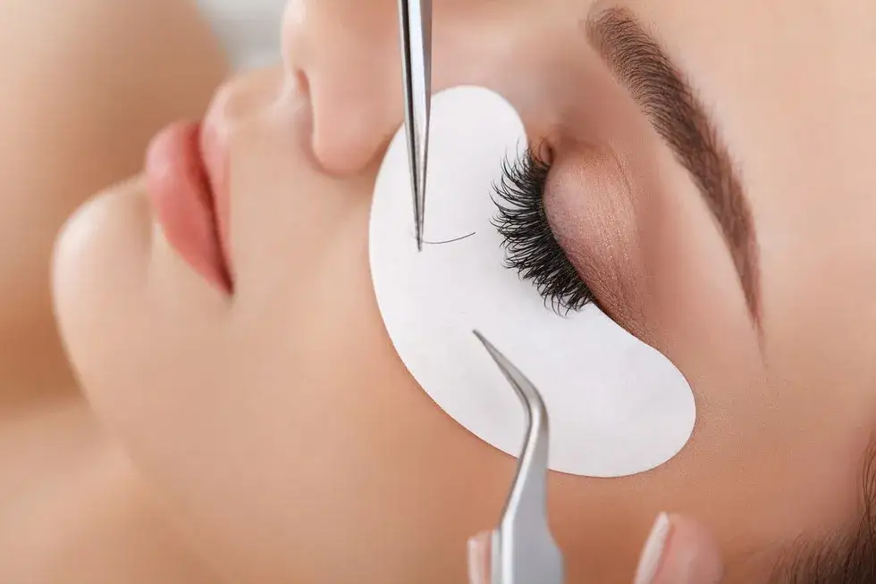 uszkodzone rzęsy demakijaż