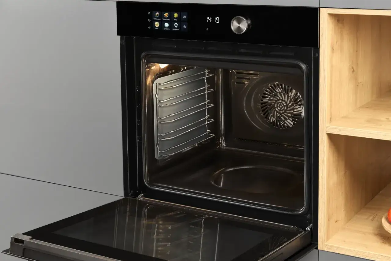 Nowoczesny piekarnik z funkcją czyszczenie piekarnika parowe. Wnętrze lśni czystością, gotowe do pieczenia.