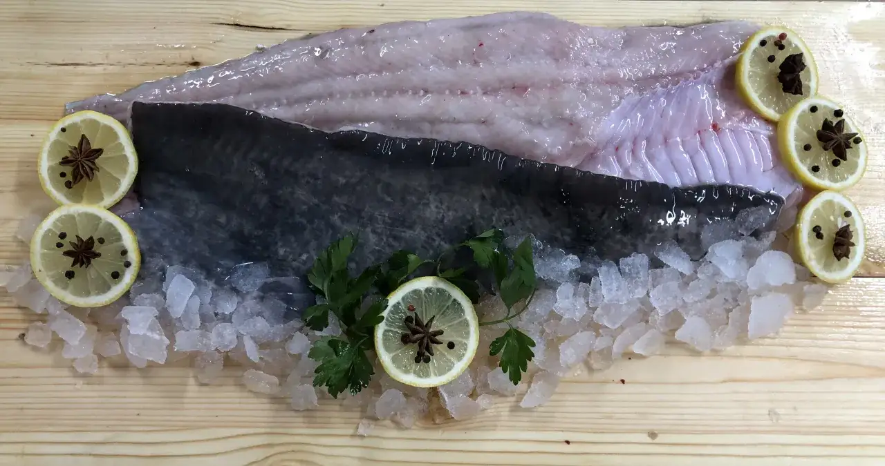 świeża ryba w sklepie różne kawałki filet tuszka