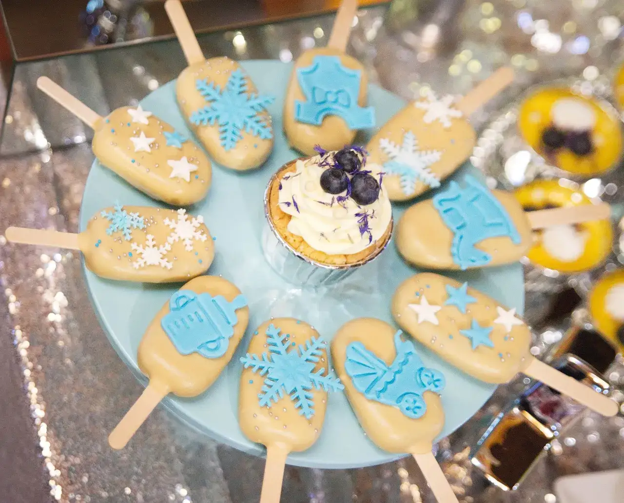 mini desery na stół urodzinowy babeczki cake pops