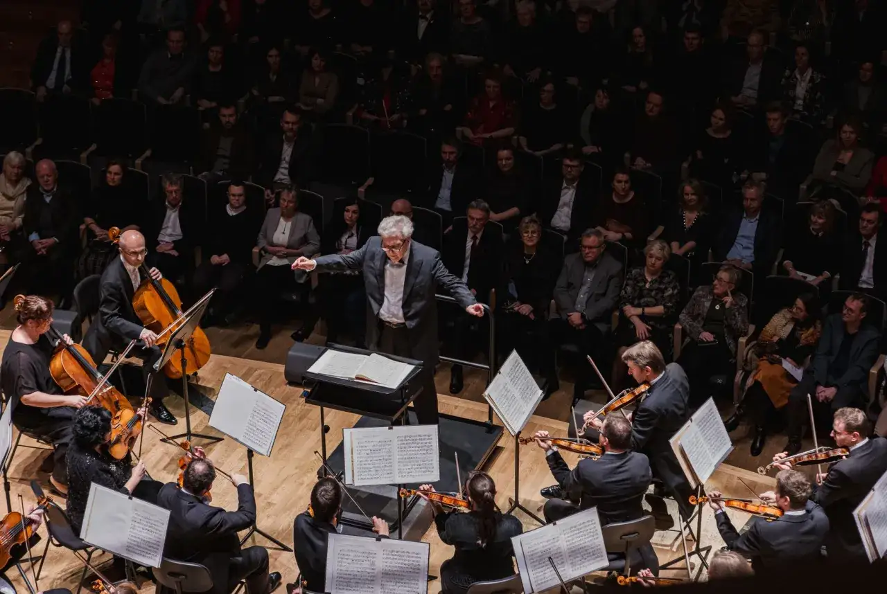 Orkiestra symfoniczna na scenie