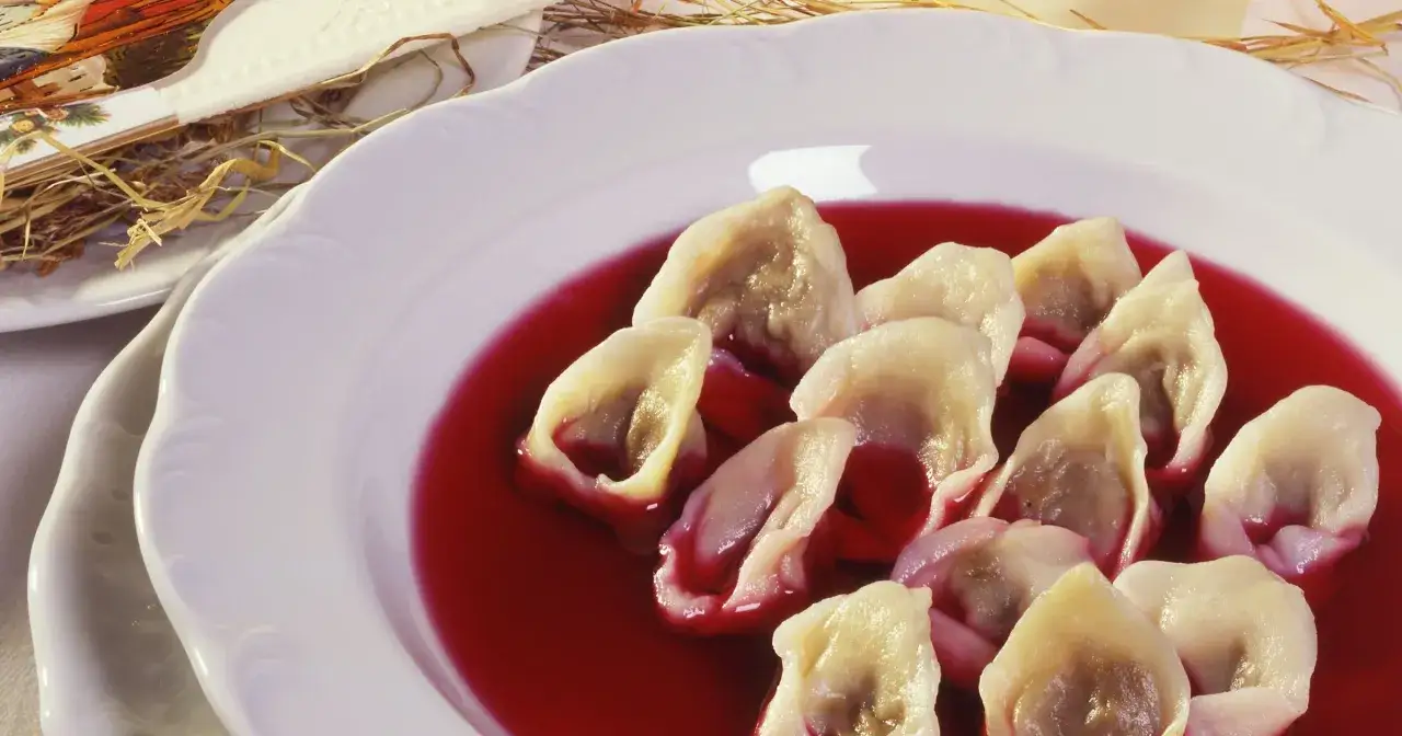 Uszka w czerwonym barszczu. Czy pies może jeść barszcz czerwony? To danie wygląda pysznie, ale nie dla psa.