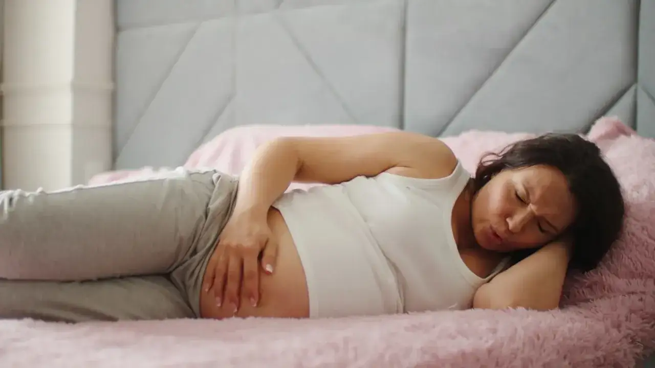 kobieta w ciąży delikatny b&oacute;l brzucha
