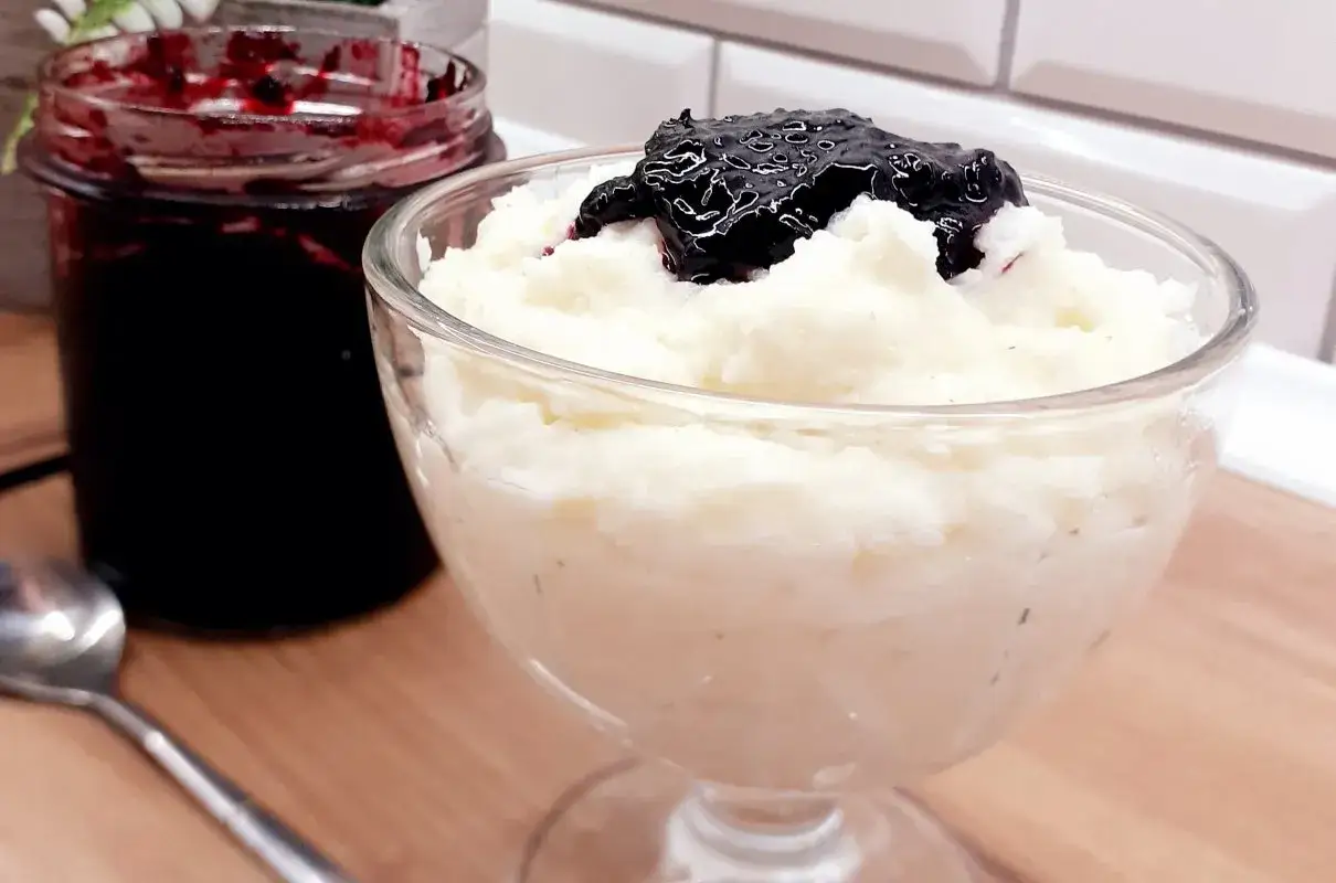 Pyszna kasza manna z dżemem z czarnej porzeczki &ndash; idealny pomysł, co zrobić z ugotowanej kaszy manny na szybki deser.