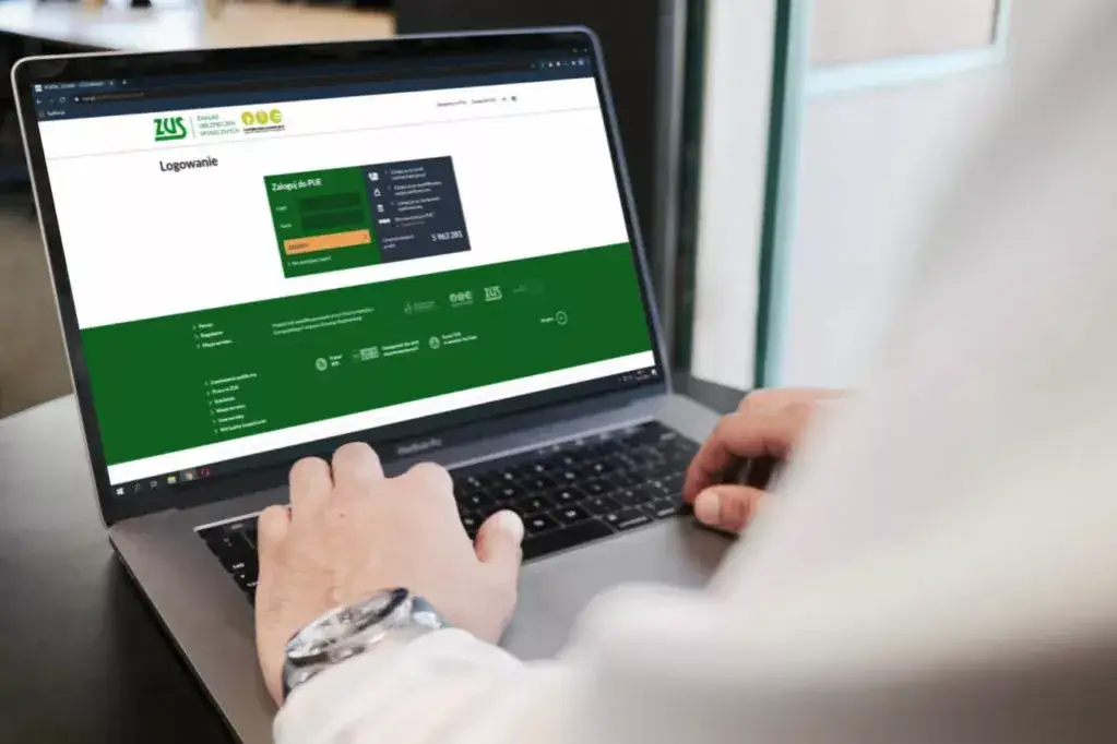 osoba logująca się do PUE ZUS na laptopie