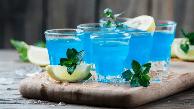 składniki drinki blue curacao akcesoria