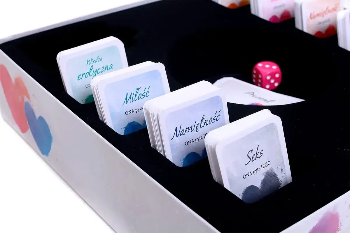 Zakochanie gra dla dwojga. Karty z pytaniami o miłość, namiętność, seks i wiedzę erotyczną. Różowa kostka do gry.