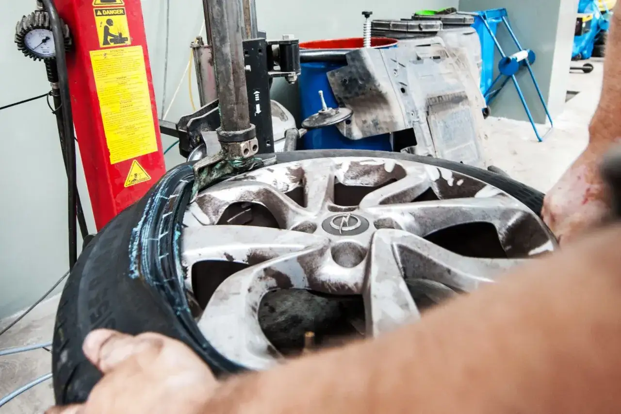 Wulkanizator wymienia oponę na alufeldze. Dowiedz się, ile kosztuje wymiana opon alufelgi.