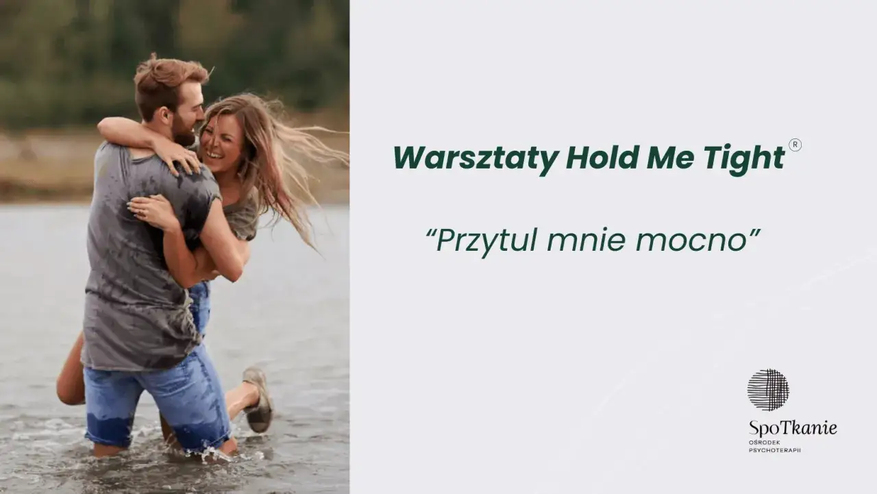 Szczęśliwa para w wodzie, uśmiechnięci, obejmują się. Pokazuje to piękny dotyk w relacjach damsko-męskich.