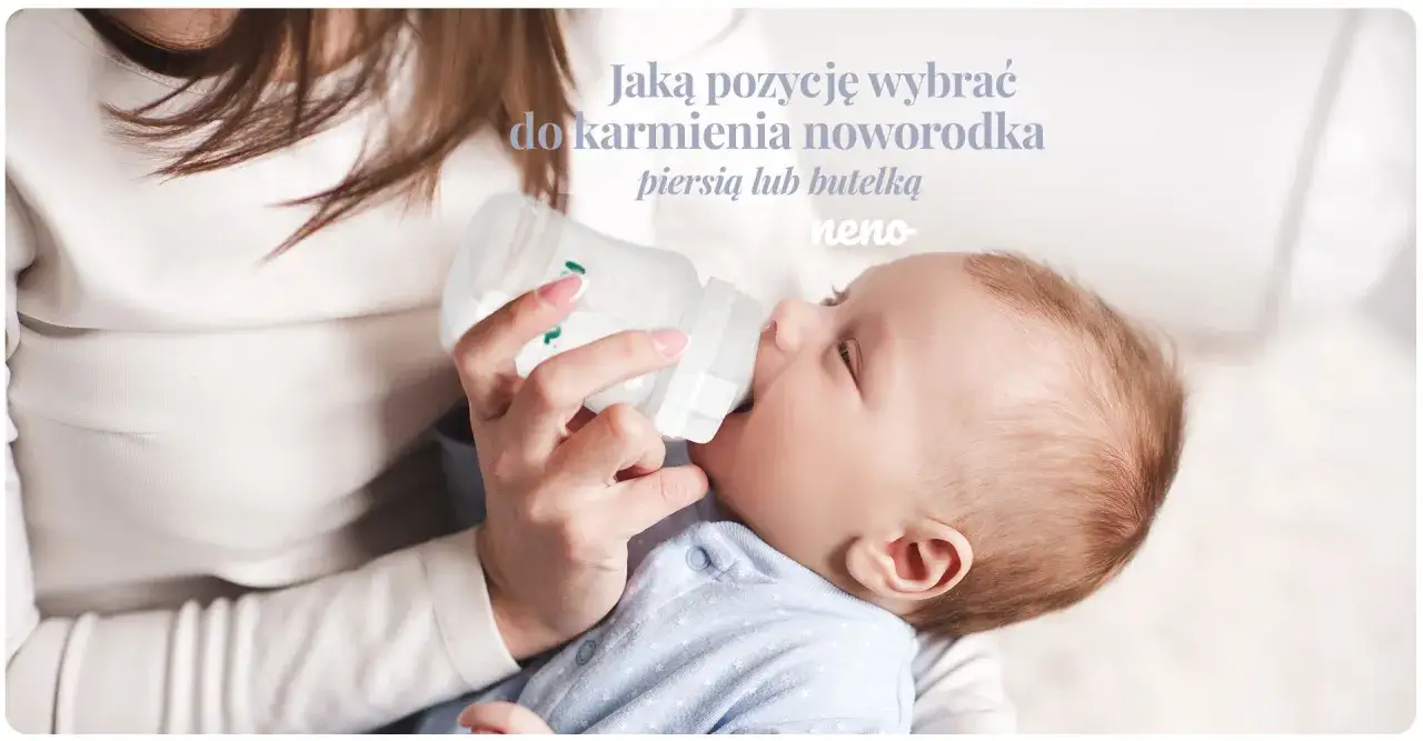 Mama karmi dziecko butelką, zapewniając mu komfortową pozycję do karmienia.