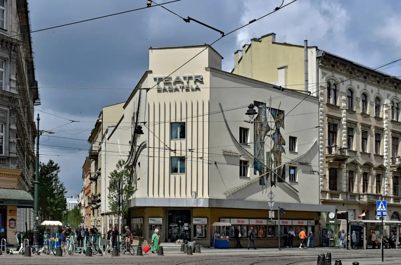 Teatr Bagatela im. Tadeusza Boya-Żeleńskiego w Krakowie, z charakterystyczną mozaiką na fasadzie, przyciąga wzrok przechodniów.
