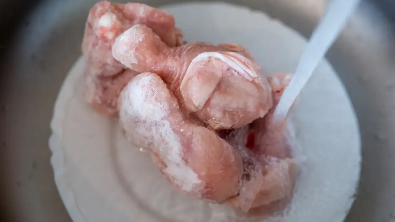 rozmrażanie kurczaka w zimnej wodzie