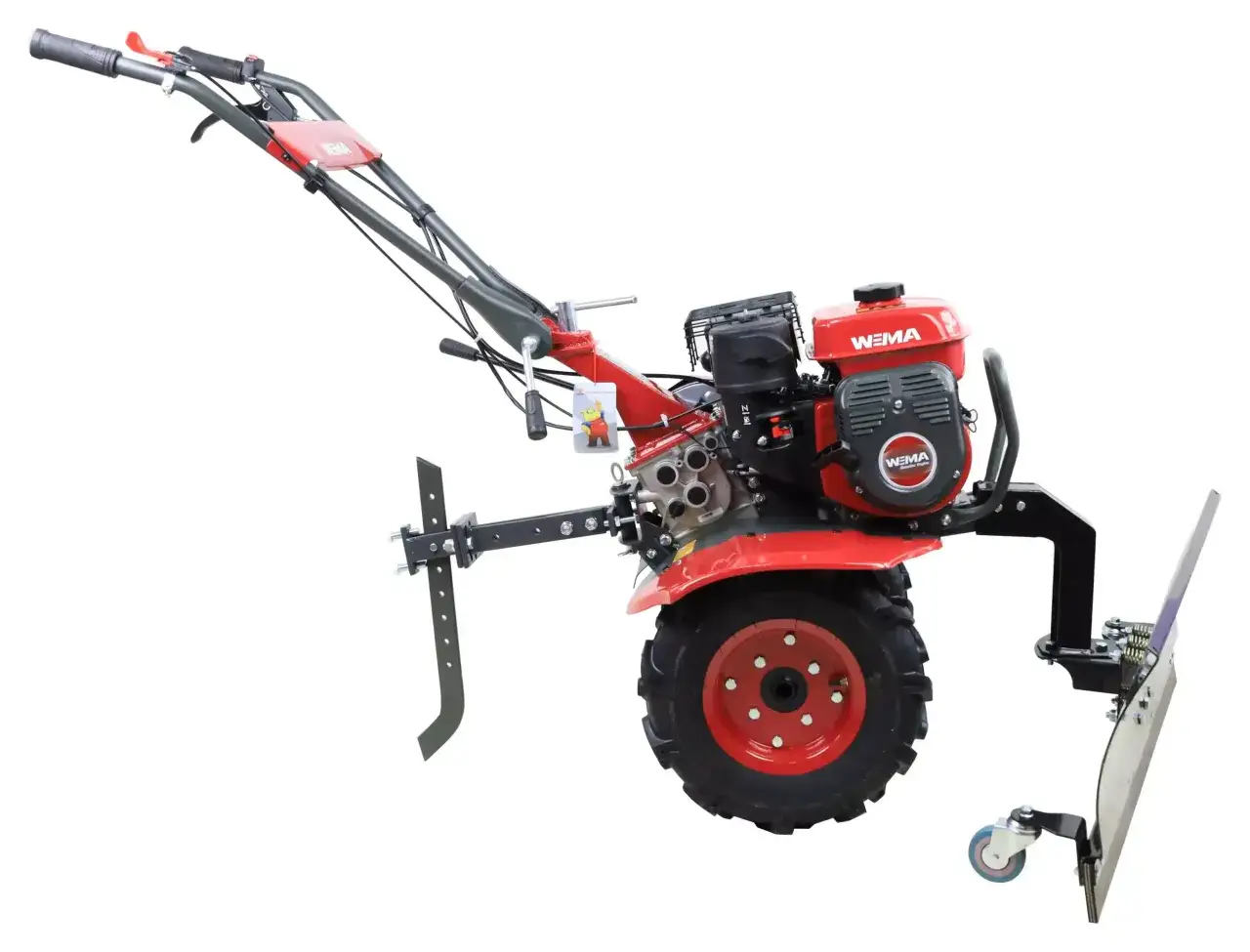 Czerwona glebogryzarka z pługiem, gotowa do pracy w ogrodzie.