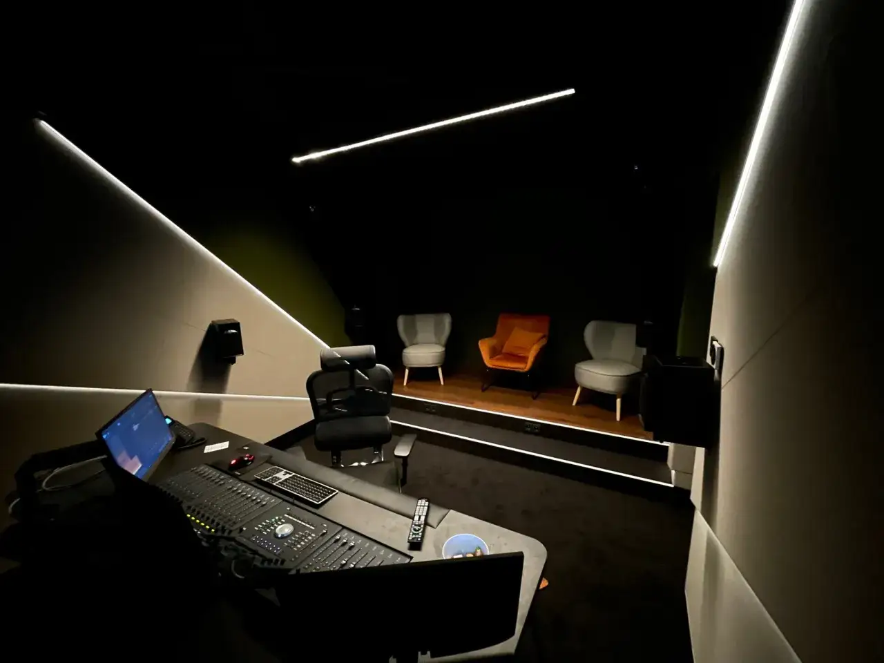 Nowoczesne studio nagraniowe, gdzie marzenia o dźwięku stają się rzeczywistością. Konsola mikserska, monitory i wygodne fotele czekają na twórców.