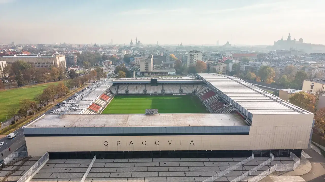 Widok z lotu ptaka na stadion Cracovii. Pojemność stadionu pozwala na przyjęcie tysięcy kibiców.