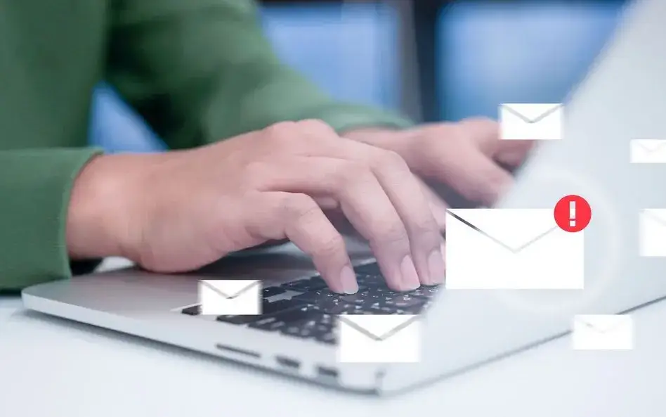 osoba sprawdzająca pocztę lub e-mail w kontekście podatk&oacute;w