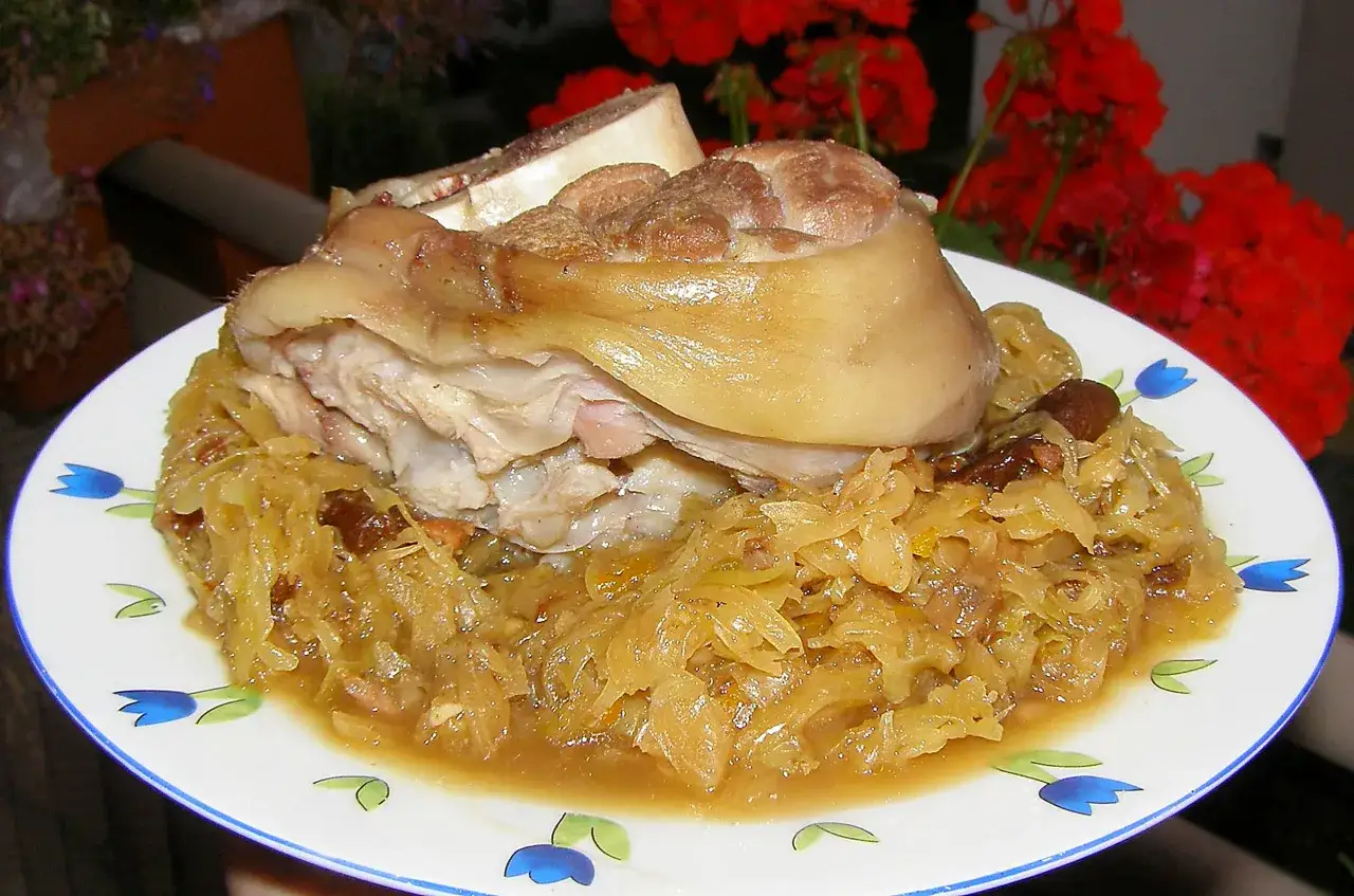 Golonka w szybkowarze z kapustą i rodzynkami. Dowiedz się, ile gotować golonkę w szybkowarze, by była idealnie miękka.