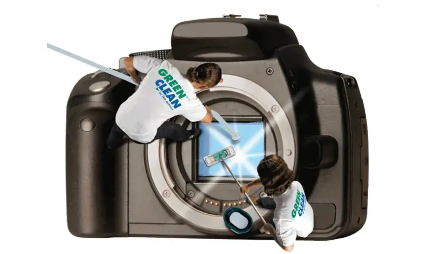 fotograf przygotowujący aparat do czyszczenia matrycy