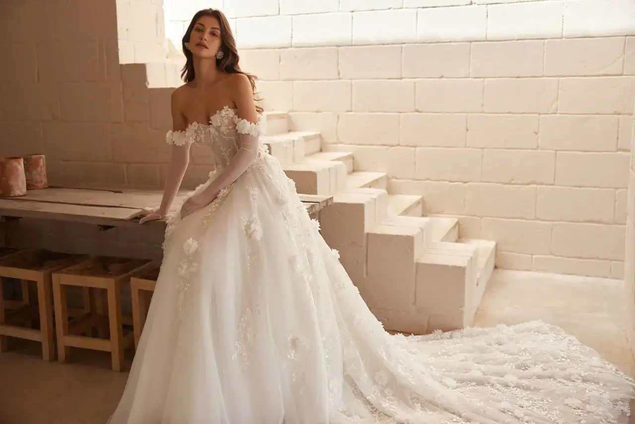 Piękna suknia ślubna z kwiatowymi aplikacjami. Zastanawiasz się, co zrobic z suknią ślubną po ślubie? Zachowaj ją na pamiątkę lub przerób.