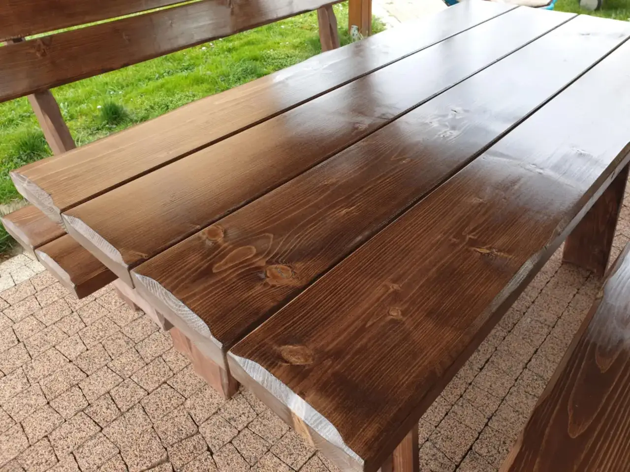 Zabezpieczone drewno sosnowe na zewnątrz, pięknie wybarwione i lśniące. Idealne na taras.