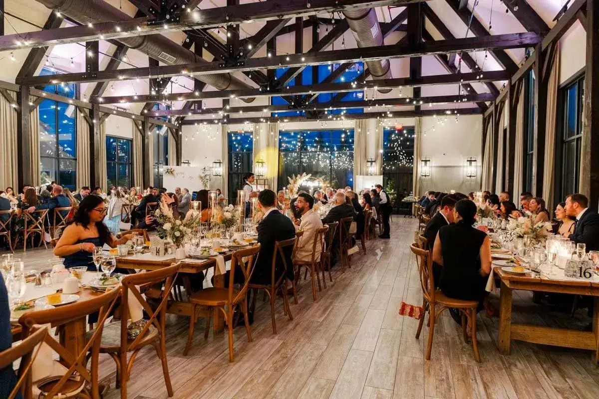 Elegancka sala weselna z oświetleniem i dekoracjami. Ile kosztuje impreza na 40 osób?