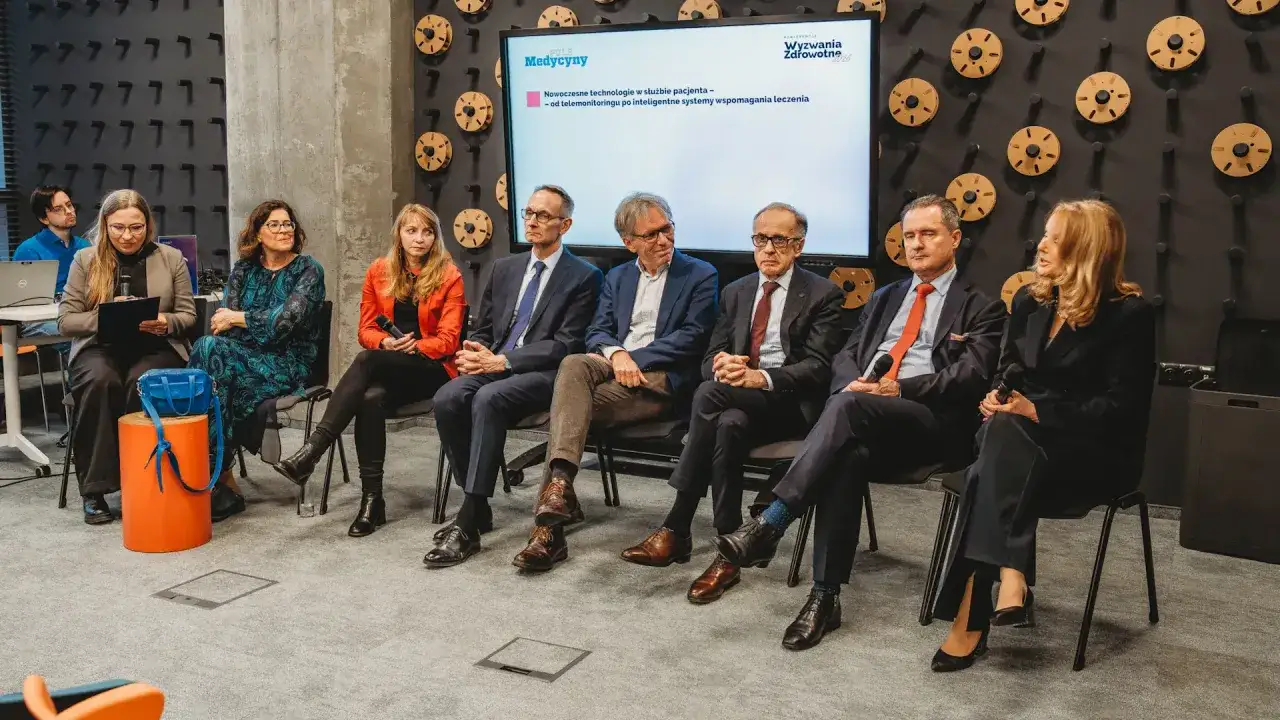 Panel dyskusyjny o przyszłości medycyny. Dyskutanci zastanawiają się, ile jest lekarzy w Polsce i jak technologie mogą pomóc pacjentom.