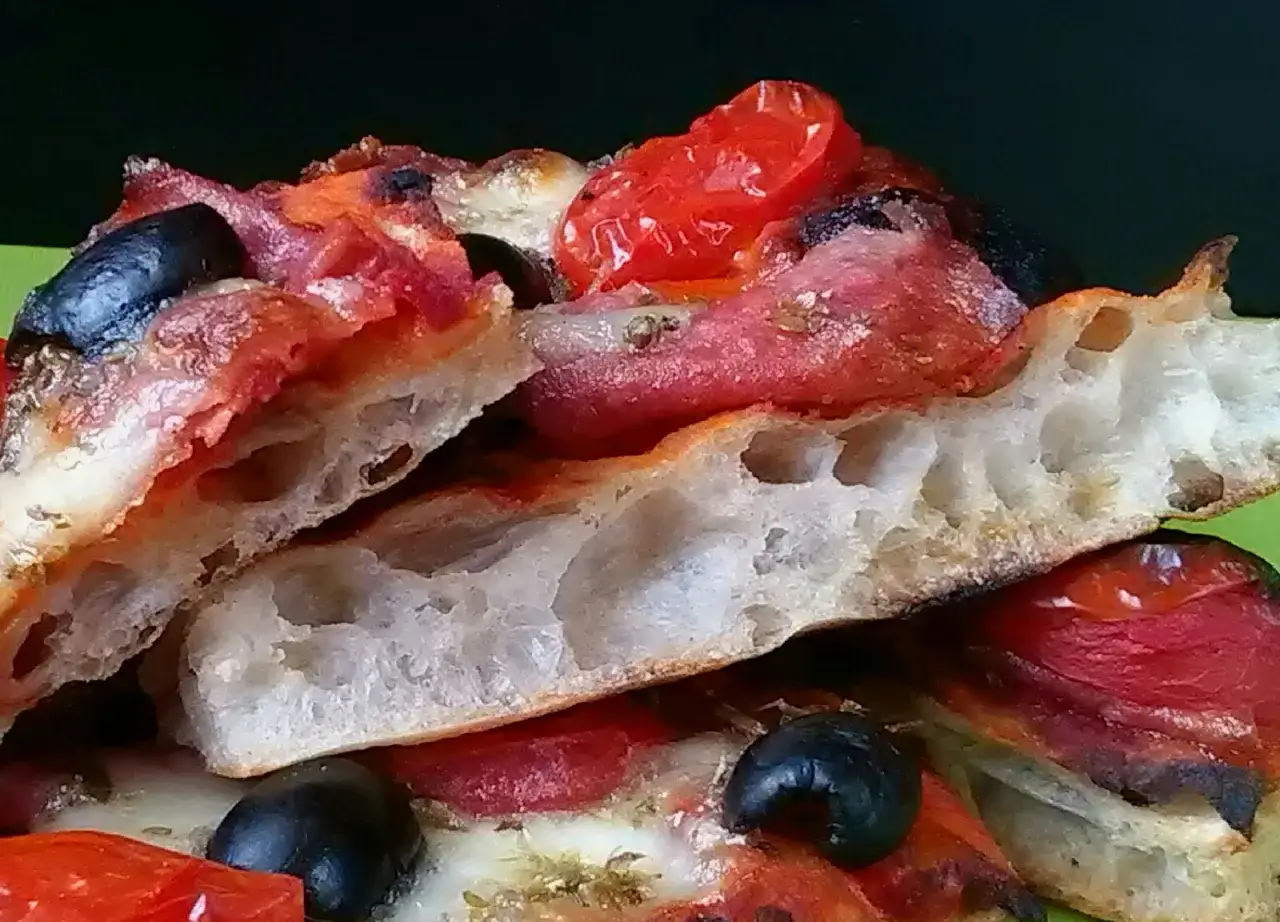 Puszysty zaczyn na pizze z pomidorkami, oliwkami i serem. Idealny na letni wieczór.