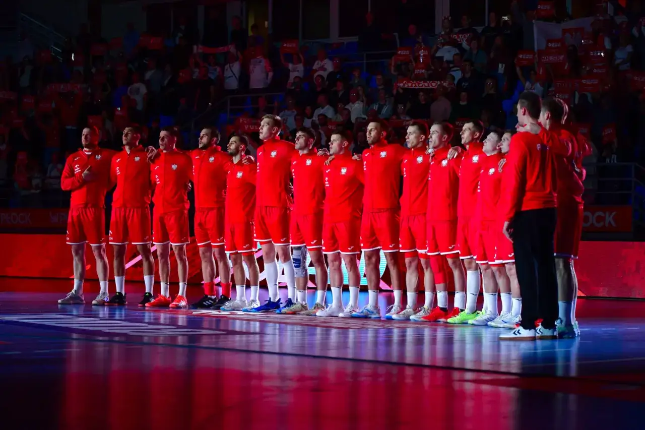 Drużyna piłkarzy ręcznych w czerwonych strojach, gotowa do walki o mistrzostwa świata.