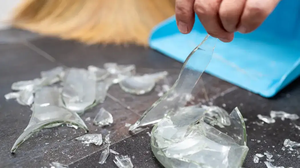 bezpieczne sprzątanie potłuczonego szkła