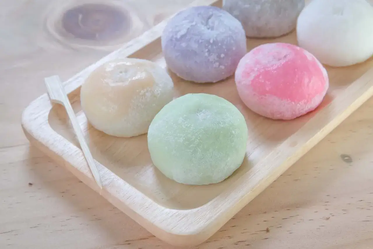 Kolorowe mochi na drewnianej tacy. Idealne do domowego mochi przepisu.